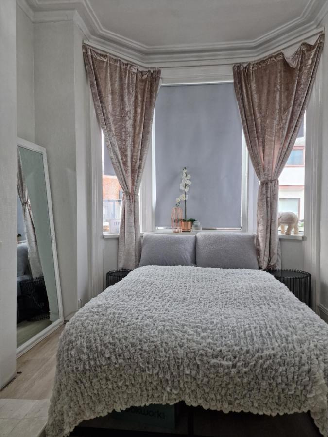 Homestay Beautifully Decorated, High Specification Rooms, Free Breakfast, Pics Sent After *